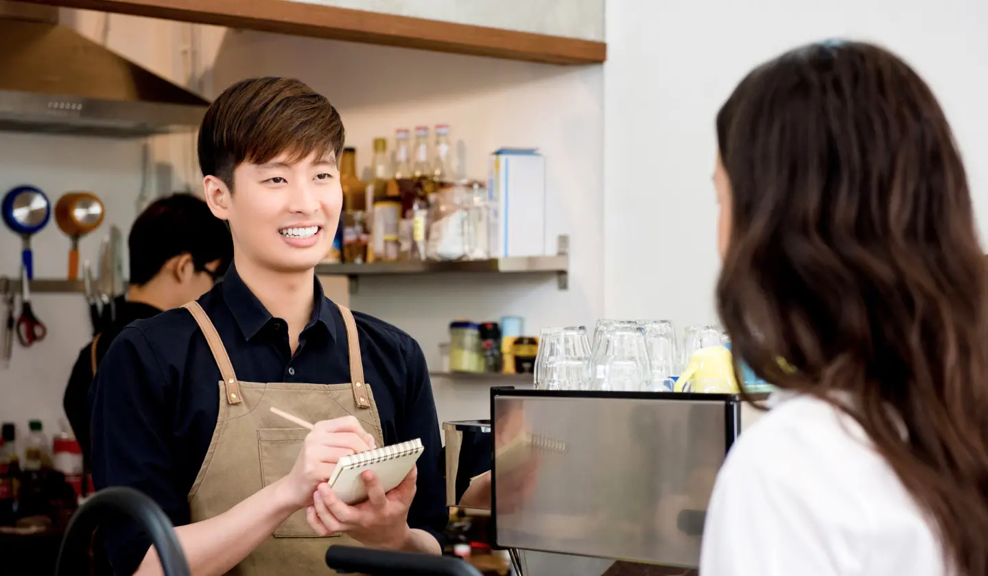 カフェで注文を受けている