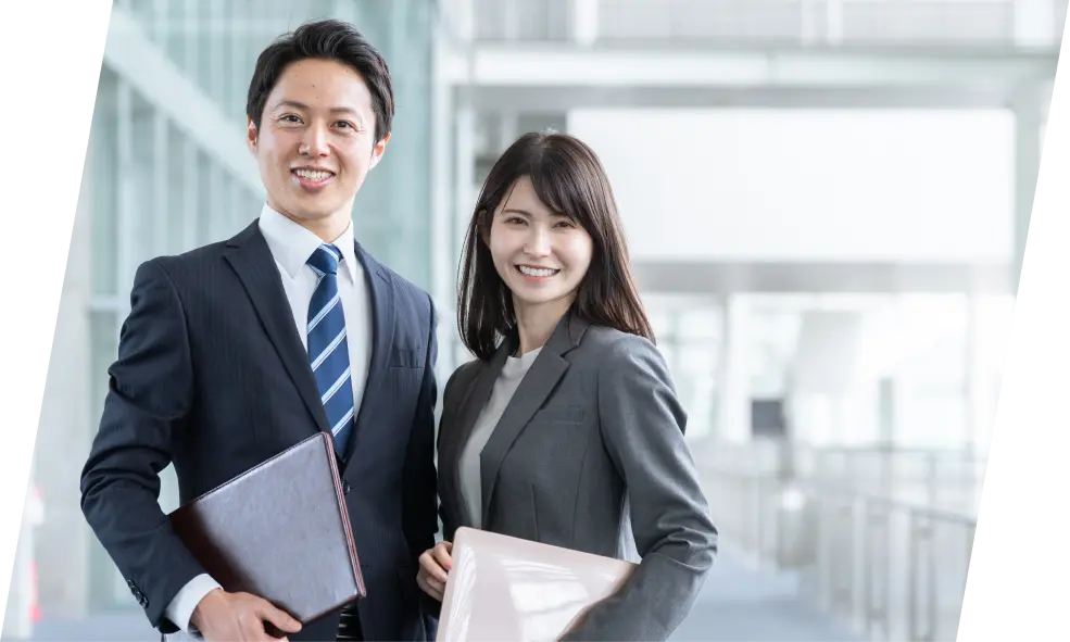 スーツ姿の男性と女性